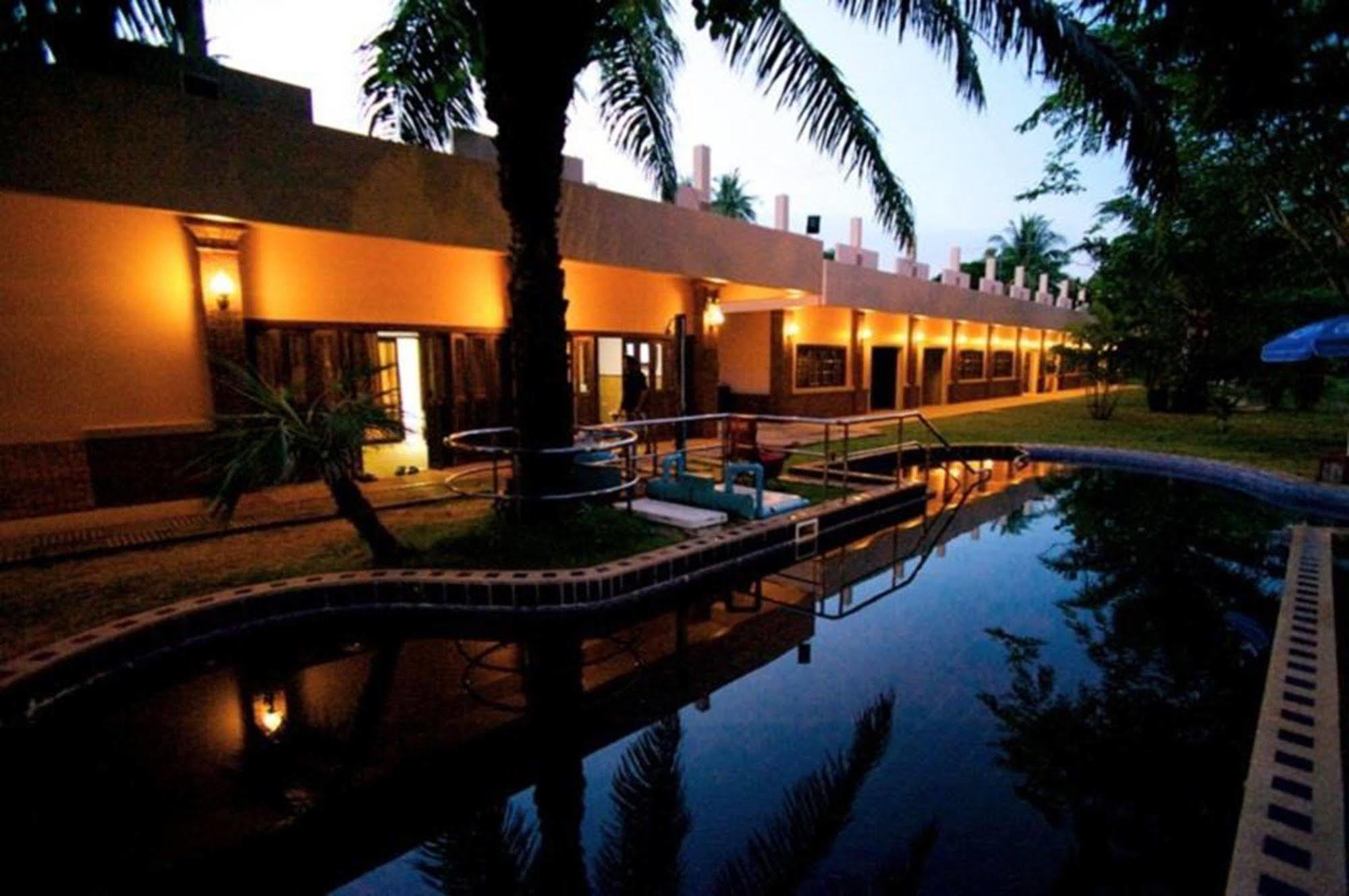 Boom Boom Beach Resort Laem Sing Chanthaburi Exterior photo